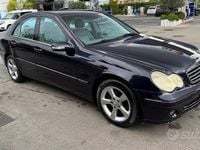 Usata Mercedes C220 Avantgarde 150 CV (110 kW) 2005 Blu Berlina