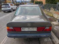 Usata Mercedes E200 109 CV (80 kW) 1990 Grigio Berlina
