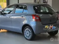 Usata Toyota Yaris 65 CV (47 kW) 2010 Grigio Utilitaria