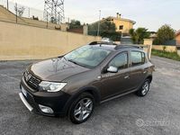 Usata Dacia Sandero Lauréate 75 CV (55 kW) 2017 Marrone Berlina