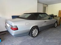 Usata Mercedes E200 136 CV (100 kW) 1995 Grigio Cabrio