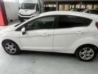 Usata Ford Fiesta 101 CV (74 kW) 2016 Bianco Utilitaria