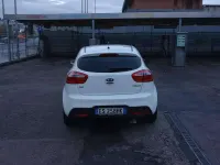 Usata Kia Rio Active 75 CV (55 kW) 2013 Bianco Berlina
