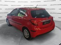Usata Toyota Yaris Cool 69 CV (50 kW) 2015 Rosso Utilitaria
