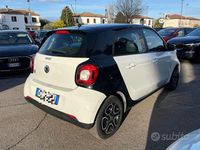 Usata Smart ForFour Electric Drive Passion 60 kW (82 CV) 2019 Bianco pastello Berlina