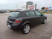 Usata Opel Astra Cosmo 110 CV (80 kW) 2009 Nero Berlina