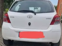 Usata Toyota Yaris 101 CV (74 kW) 2010 Bianco Utilitaria