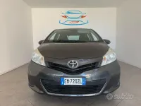 Usata Toyota Yaris Lounge 69 CV (50 kW) 2012 Grigio Utilitaria