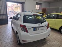 Usata Toyota Yaris 69 CV (50 kW) 2013 Bianco Berlina