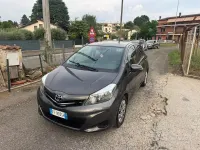 Usata Toyota Yaris Lounge 90 CV (66 kW) 2012 Marrone Utilitaria