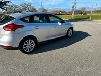 Käytetty Ford Focus 120 HP (88 kW) 2016 Harmaa Sedan