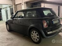 Begagnad Mini ONE 90 HK (66 kW) 2002 Svart Halvkombi