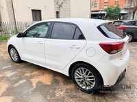 Usata Kia Rio 90 CV (66 kW) 2017 Bianco Berlina