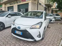 Usata Toyota Yaris Hybrid Cool 73 CV (53 kW) 2020 Bianco Berlina