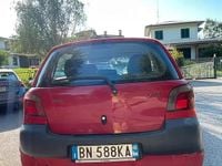 Usata Toyota Yaris 68 CV (50 kW) 2000 Rosso Berlina