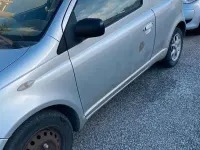 Usata Toyota Yaris 68 CV (50 kW) 1999 Grigio Utilitaria