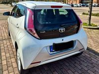 Second-hand Toyota Aygo X-clusiv 69 CP (50 kW) 2016 Alb Hatchback