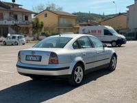 Usata VW Passat 130 CV (95 kW) 2002 Grigio Berlina