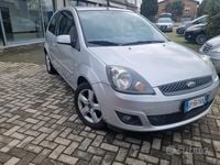 Usata Ford Fiesta Ghia 67 CV (49 kW) 2008 Grigio Utilitaria