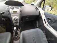 Usata Toyota Yaris 70 CV (51 kW) 2007 Grigio Utilitaria