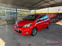 Usata Toyota Yaris Lounge 69 CV (50 kW) 2014 Rosso Utilitaria