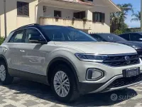 Usata VW T-Roc Life 116 CV (85 kW) 2023 Nero SUV