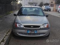 Usata Ford Fiesta 75 CV (55 kW) 2001 Grigio Utilitaria