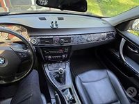 Usata BMW 318 140 CV (102 kW) 2008 Nero Station wagon