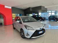 Usata Toyota Yaris Hybrid Lounge 92 CV (67 kW) 2020 Argento Utilitaria