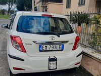 Usata Toyota Yaris Lounge 70 CV (51 kW) 2013 Bianco Berlina