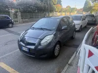 Usata Toyota Yaris 69 CV (50 kW) 2010 Grigio Utilitaria