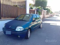 Usata Renault Clio 58 CV (42 kW) 2001 Bluazzurro Berlina