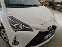 Usata Toyota Yaris Cool 90 CV (66 kW) 2018 Bianco Berlina