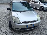 Usata Ford Fiesta Ghia 68 CV (50 kW) 2004 Grigio Utilitaria