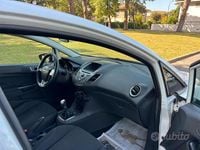 Usata Ford Fiesta 75 CV (55 kW) 2015 Bianco Utilitaria