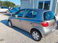 Usata Toyota Yaris 68 CV (50 kW) 2003 Grigio Berlina