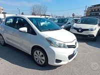 Usata Toyota Yaris 69 CV (50 kW) 2013 Bianco Utilitaria