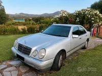 Usata Mercedes E200 Elegance 136 CV (100 kW) 1998 Grigio Berlina