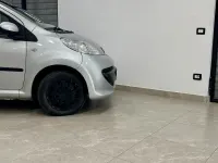 Usata Peugeot 107 67 CV (49 kW) 2005 Grigio Utilitaria