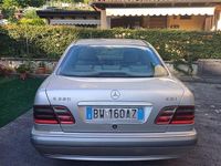 Usata Mercedes E220 Avantgarde 143 CV (105 kW) 2001 Grigio Berlina