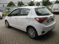 Usata Toyota Yaris Hybrid Cool 73 CV (53 kW) 2019 Bianco Berlina