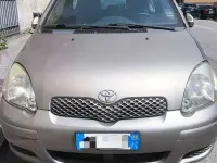 Usata Toyota Yaris Sol 68 CV (50 kW) 2004 Grigio Berlina