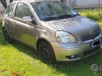 Second-hand Toyota Yaris 75 CP (55 kW) 2003 Gri Hatchback