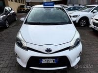 Usata Toyota Yaris Hybrid Lounge 75 CV (55 kW) 2013 Bianco Berlina