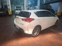 Usata Toyota Auris Hybrid Lounge 99 CV (72 kW) 2014 Bianco Berlina