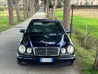 Begagnad Mercedes E200 Avantgarde 136 HK (100 kW) 1995 Blå Sedan