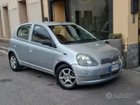 Usata Toyota Yaris Sol 86 CV (63 kW) 2001 Grigio Berlina