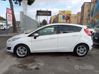 Usata Ford Fiesta Titanium 74 CV (54 kW) 2014 Bianco Berlina