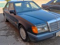 Usata Mercedes E200 122 CV (89 kW) 1987 Nero Berlina