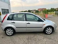 Usata Ford Fiesta Ghia 75 CV (55 kW) 2004 Grigio Utilitaria
